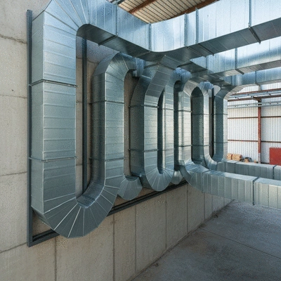 Installation de gaine de ventilation avec supportage mural, illustration technique, ambiance industrielle